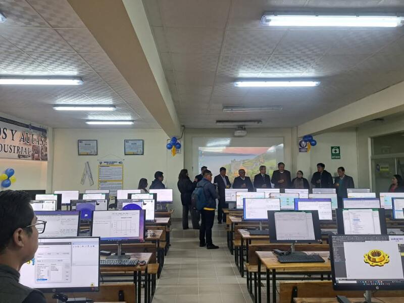 ENTREGA DE EQUIPOS DE COMPUTACIÓN PARA LA CARRERA INGENIERÍA INDUSTRIAL
